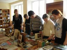 Юные новоторы знакомятся с книжной выставкой