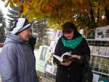 Поэт Людмила Пономарева общается с посетителями выставки