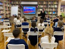 14 декабря сотрудники Детской библиотеки провели игру – викторину «По лабиринтам права», для учащихся 2 «Б» класса школы № 8, посвященную Дню конституции РФ.