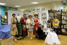 На фото коллектив детской библиотеки и «Сорванцы» в Пушкинский день России