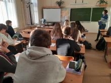 10 декабря сотрудники ЦГБ им. В.Ф. Кашковой провели урок правовой грамотности «Конституция - основной закон» для старшеклассников МБОУ "СОШ № 8".